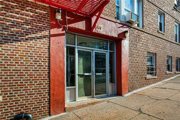 Yonkers, NY 10705,249 McLean AVE #3A