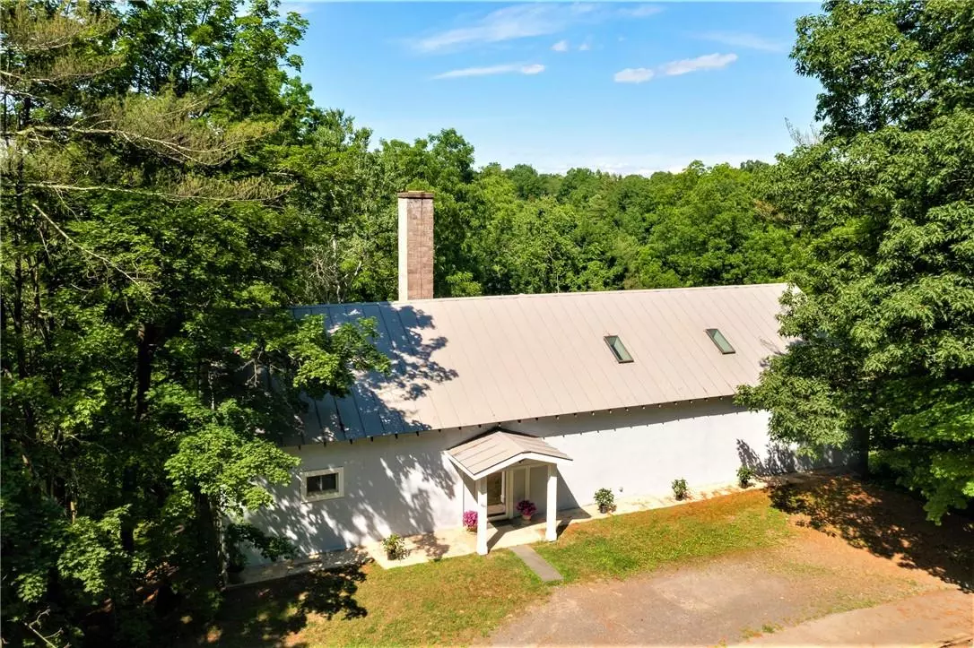 Rhinebeck, NY 12572,665 Mill RD