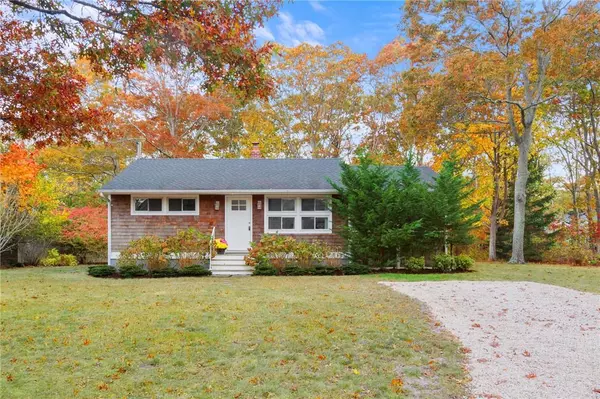 7 Palo Alto DR, Hampton Bays, NY 11946
