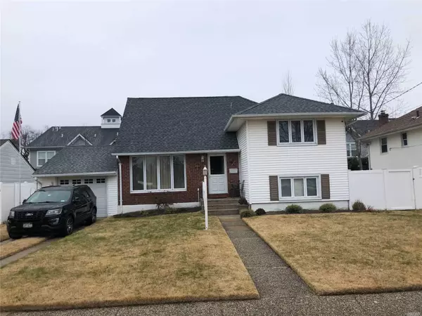 18 Manor LN, Copiague, NY 11726