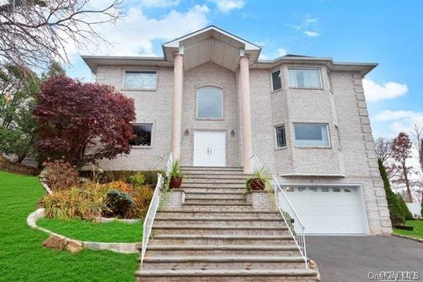 10 Crest Hollow CT, Farmingdale, NY 11735