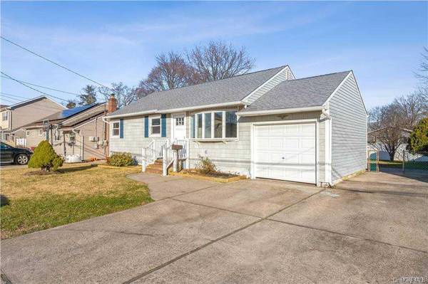 56 Frank ST, Lindenhurst, NY 11757