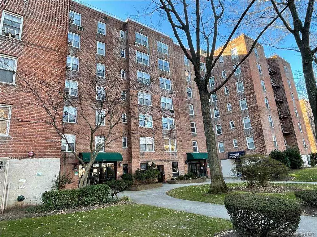 Flushing, NY 11354,27-10 Parsons BLVD #6A