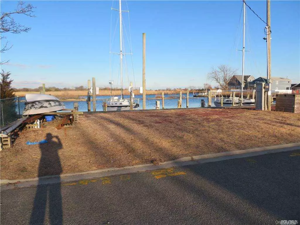 Lindenhurst, NY 11757,401B Boat Berth For 401 Venetian
