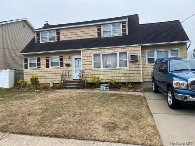 208 Aster ST, Massapequa Park, NY 11762