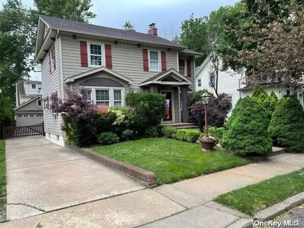 Floral Park, NY 11001,99 Geranium AVE