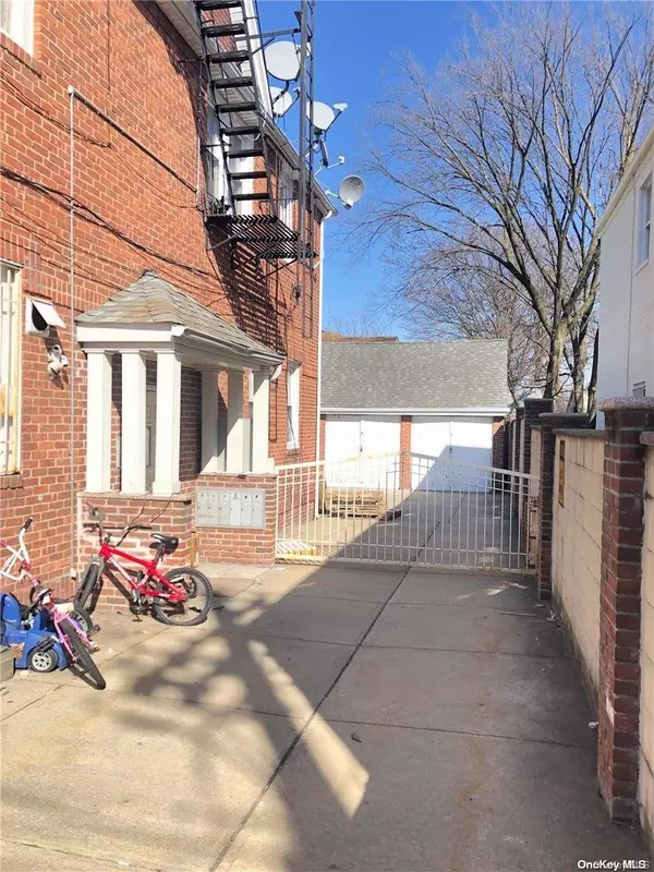 77-07 164th ST, Fresh Meadows, NY 11366