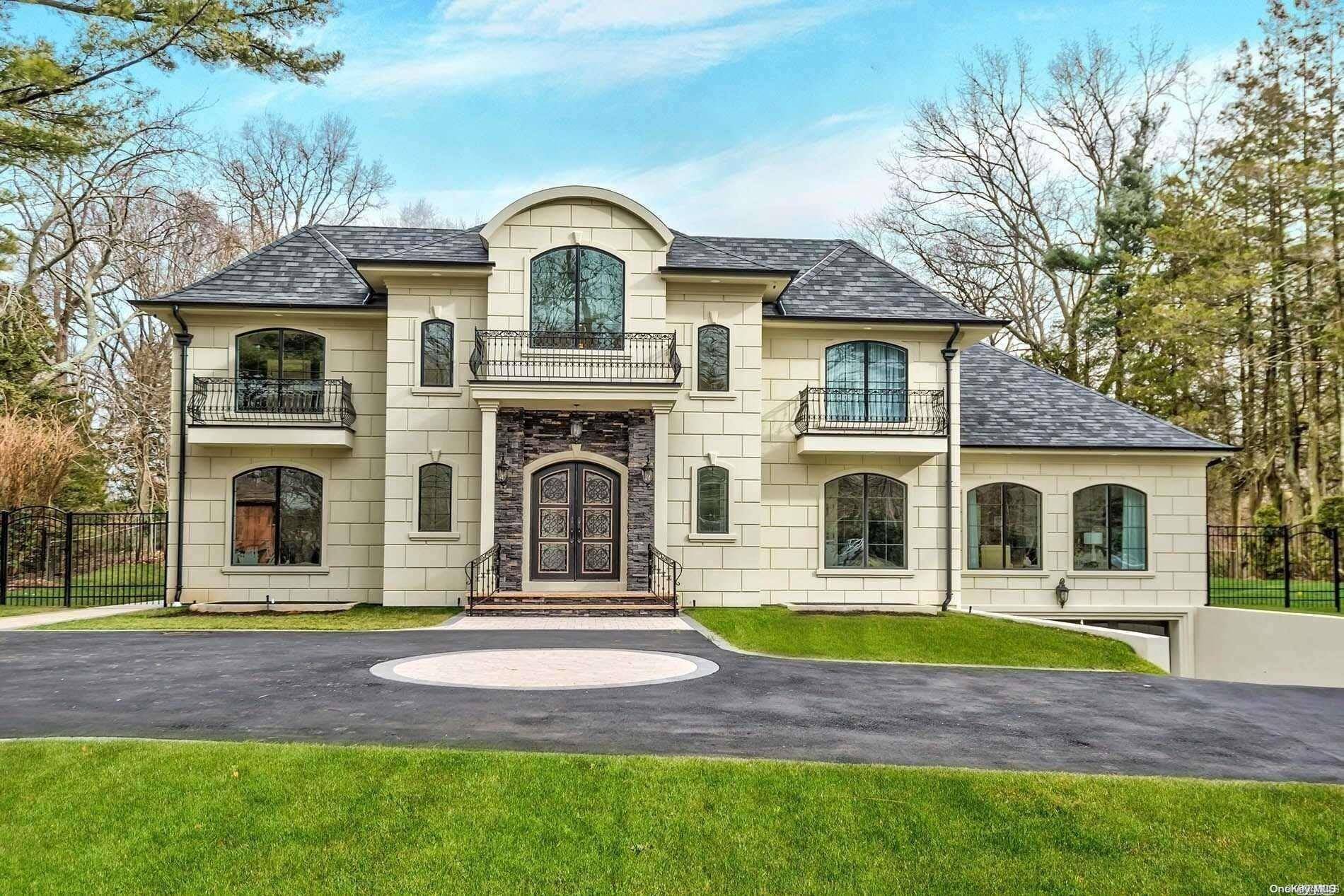 7 Pine DR, Woodbury, NY 11797