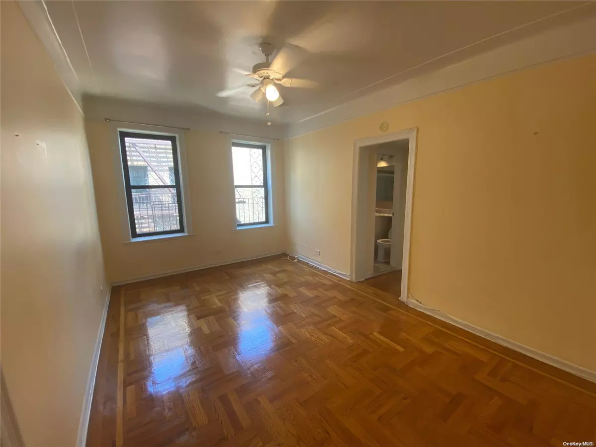 Jackson Heights, NY 11372,37-20 83 ST #5P