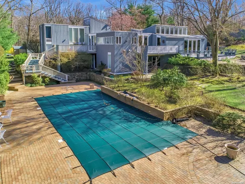 31 Laurel Cove RD, Oyster Bay Cove, NY 11771