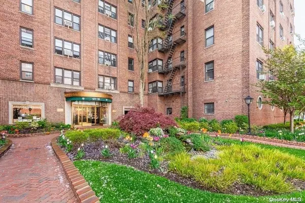 69-10 Yellowstone BLVD #202, Forest Hills, NY 11375