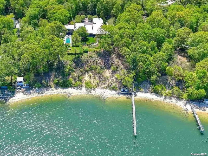 60 Weld Gilder RD, Laurel Hollow, NY 11771