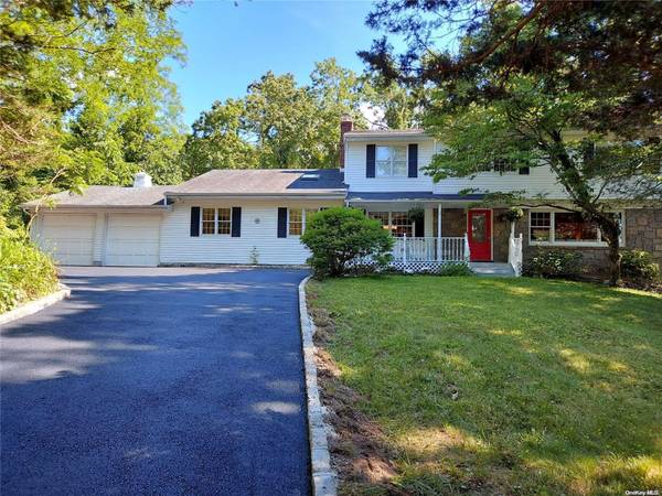 10 Brewster AVE, Fort Salonga, NY 11768