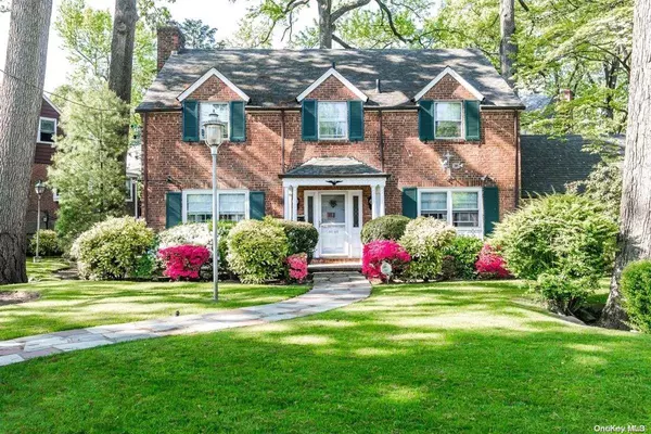 86-02 Palermo ST, Holliswood, NY 11423