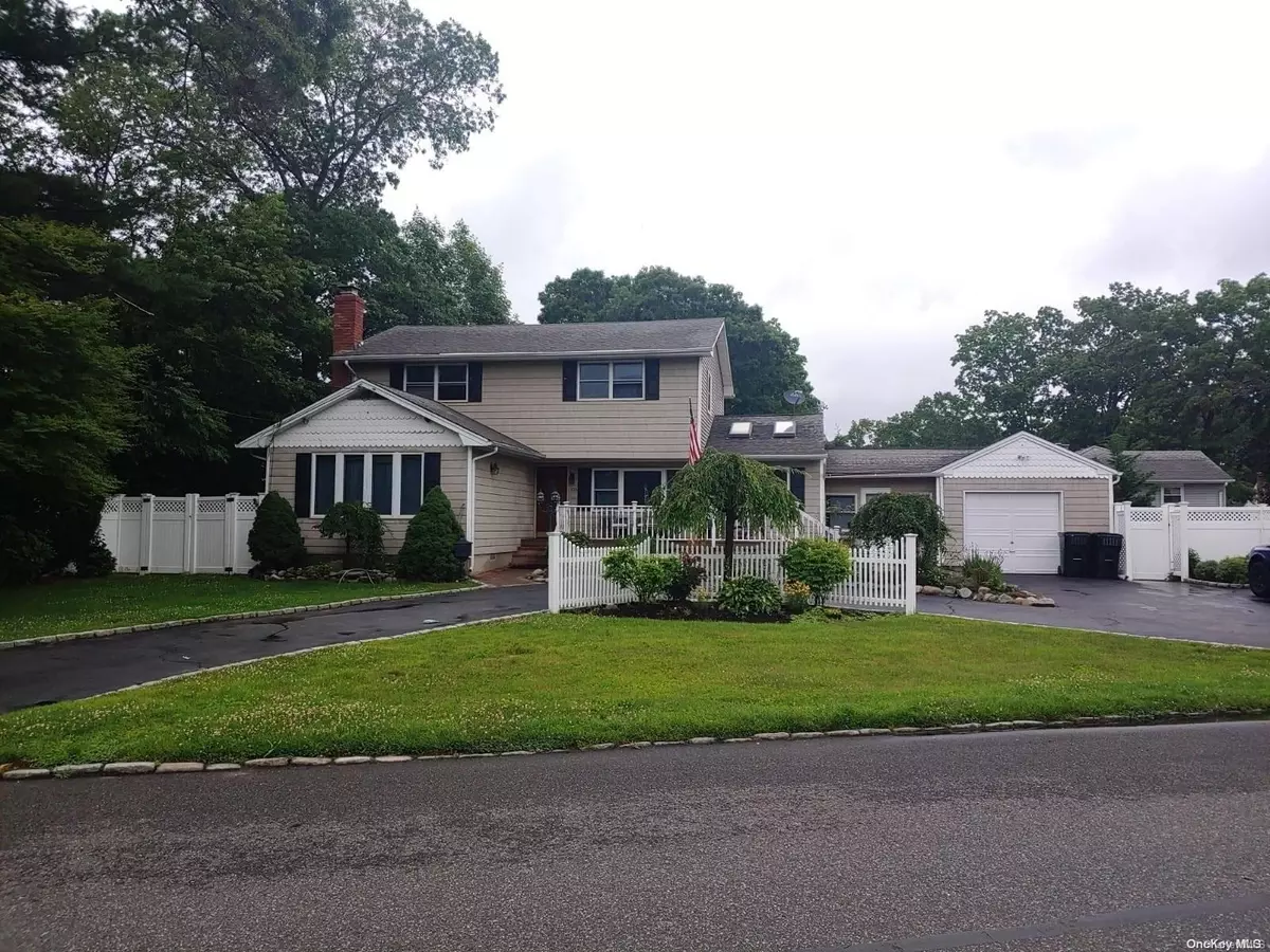 West Islip, NY 11795,105 Haynes AVE