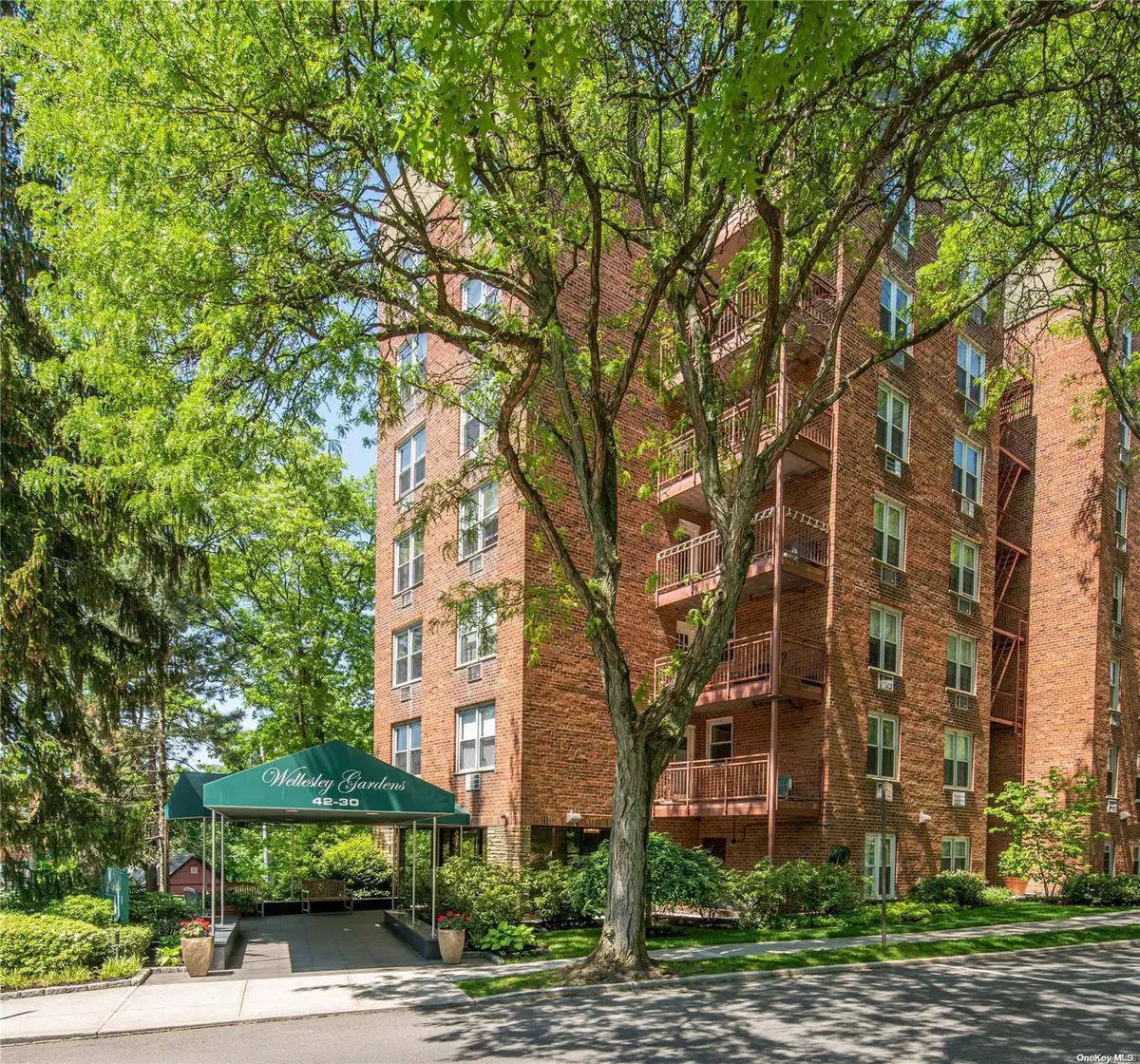 Douglaston, NY 11363,42-30 Douglaston Pkwy #6B