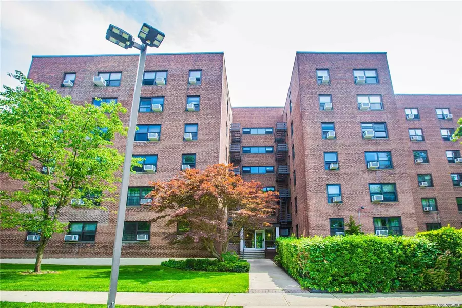 212-08 75 AVE #3 E, Oakland Gardens, NY 11364