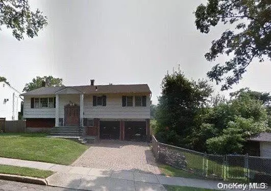 28 Sally LN, Plainview, NY 11803