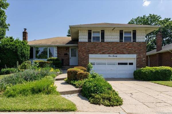 920 Bromton DR, Westbury, NY 11590