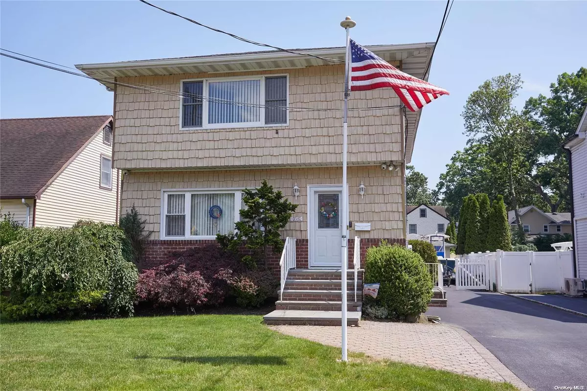 Merrick, NY 11566,2064 Elliot PL