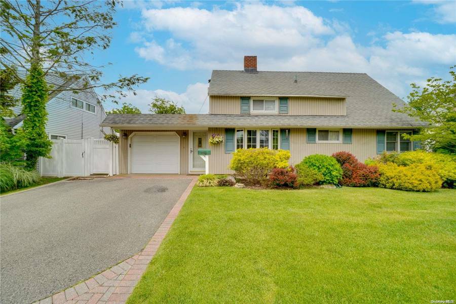 44 Choir LN, Westbury, NY 11590