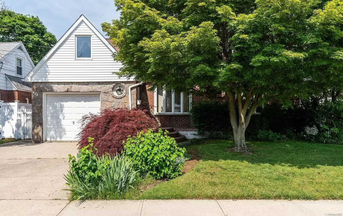 Floral Park, NY 11001,164 Gilmore BLVD