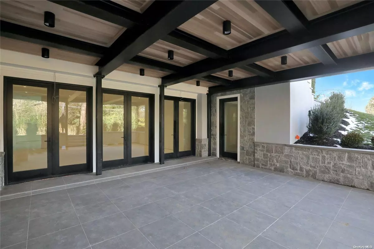 Manhasset, NY 11030,9 Woodedge RD