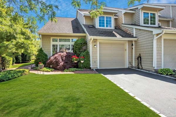 29 Cedar Ridge LN #29, Bay Shore, NY 11706