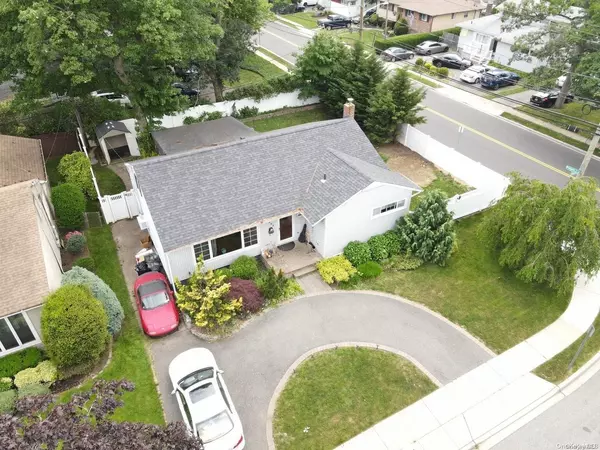 592 Garden Ln, East Meadow, NY 11554