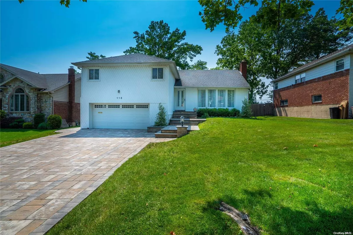 Manhasset Hills, NY 11040,115 Robby LN