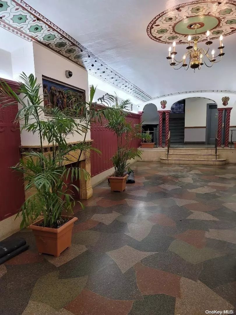 Jackson Heights, NY 11372,37-20 81 Street ST #5H