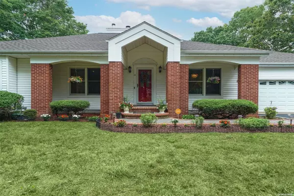 44 Carmen View DR, Shirley, NY 11967