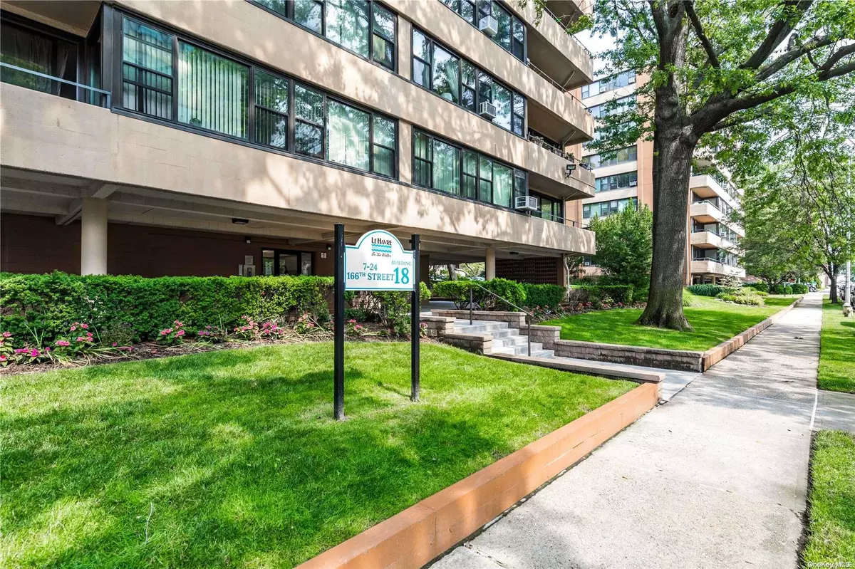 Beechhurst, NY 11357,7-24 166th Street #3B