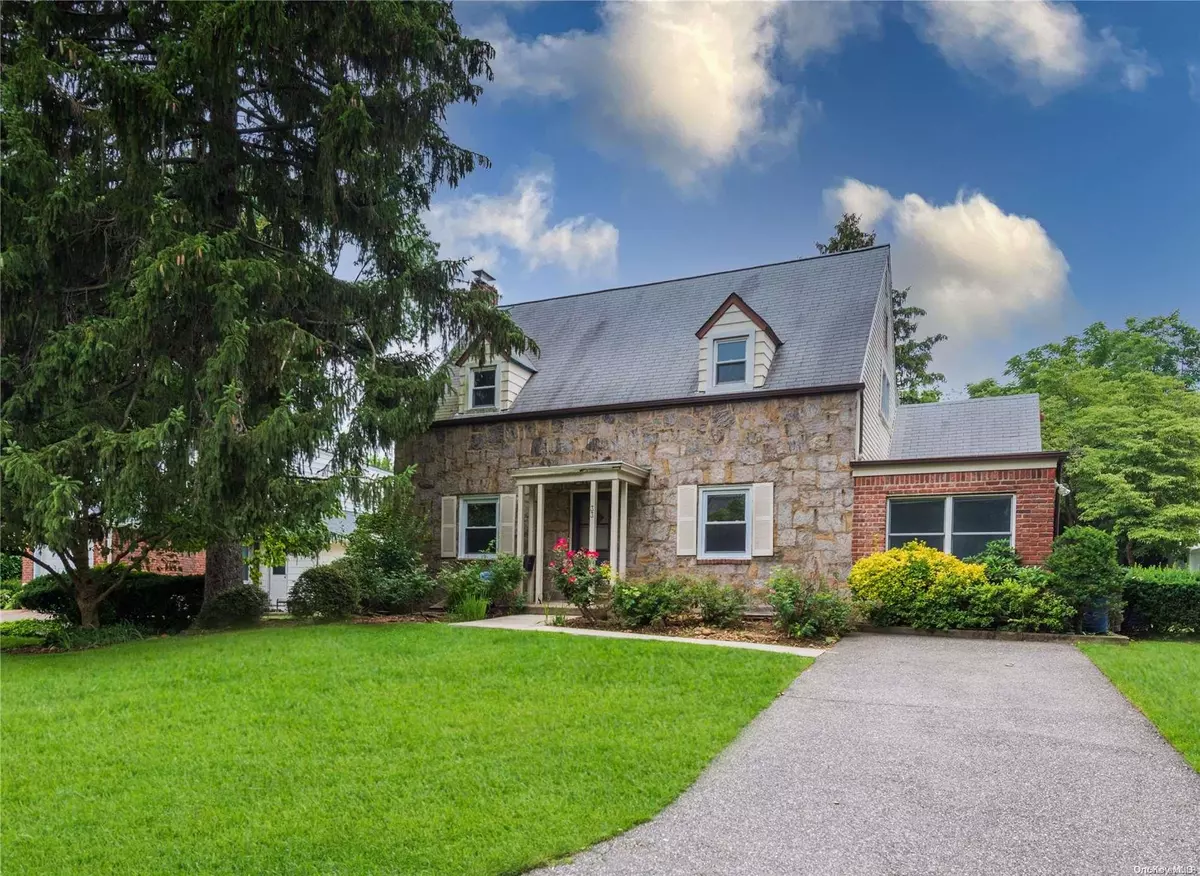 Roslyn Heights, NY 11577,33 Circle DR