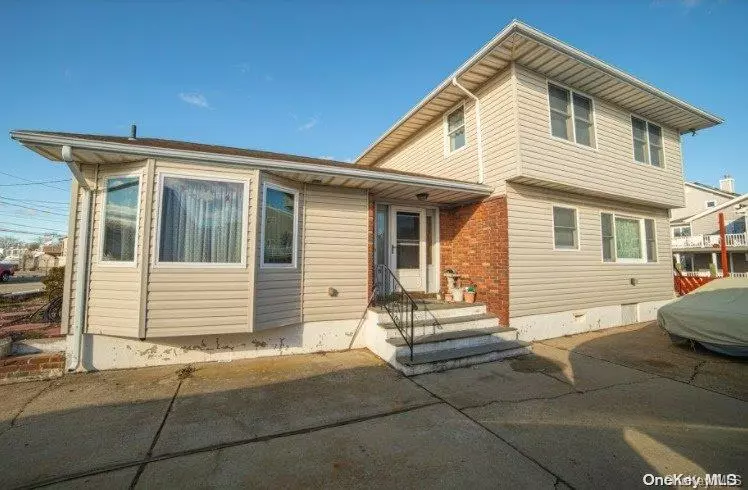 786 S 9th ST, Lindenhurst, NY 11757