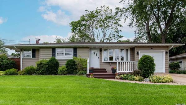 8 Jefferson AVE, Centereach, NY 11720