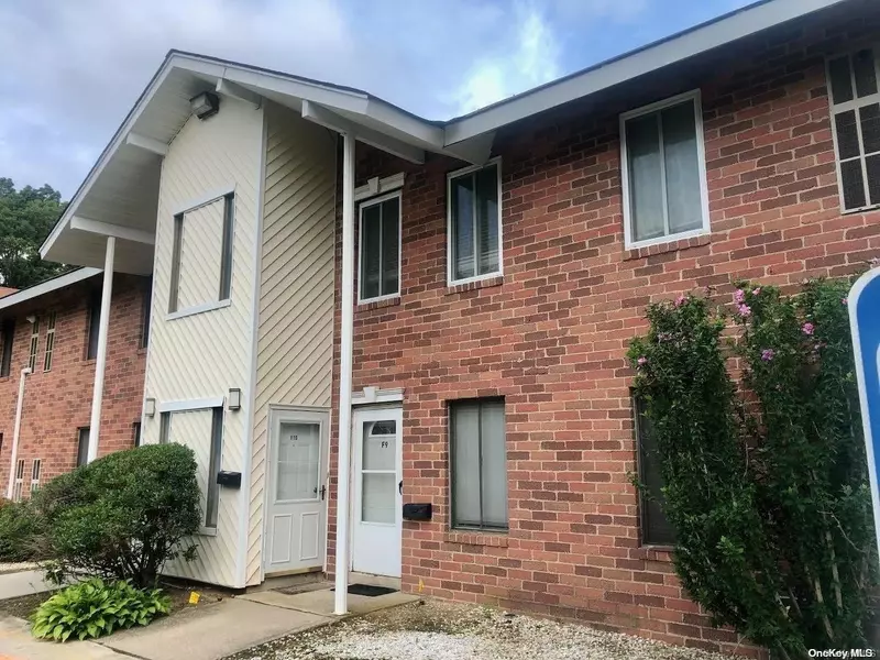 10 Fargo CT #10, Coram, NY 11727