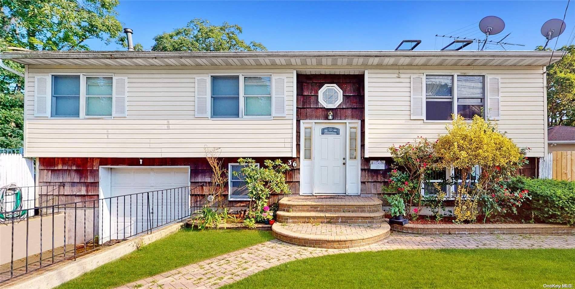 36 Ironwood ST, Islip, NY 11751