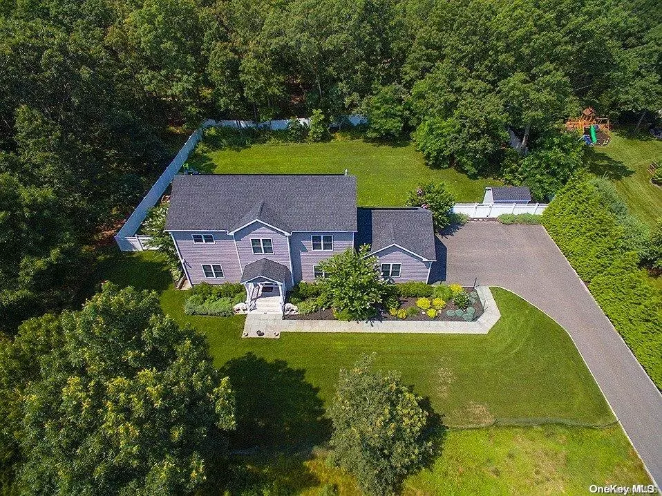 Hampton Bays, NY 11946,41 Squires BLVD