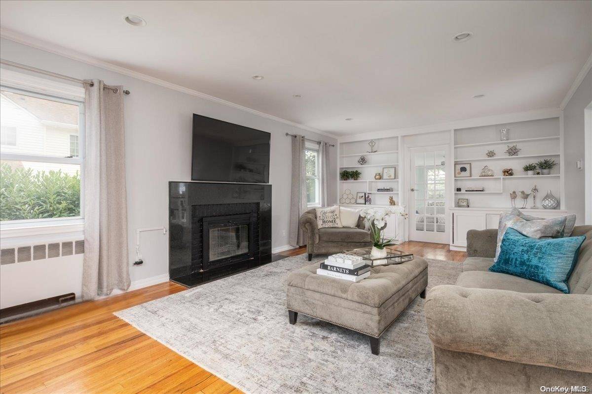 25 Entrance Road, East Hills, NY 11577