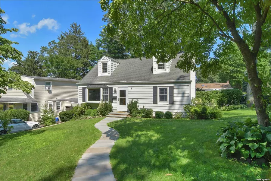 15 Garden ST, Bayville, NY 11709