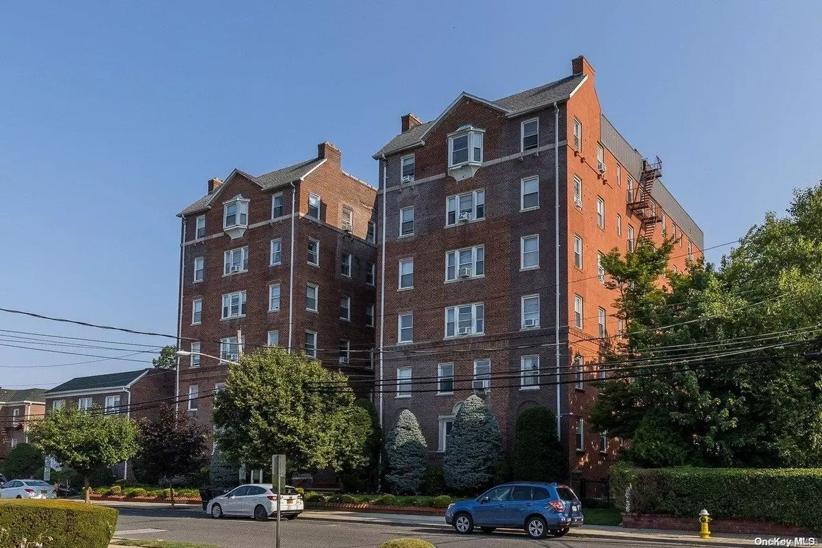 Rockville Centre, NY 11570,55 Grand AVE #3B