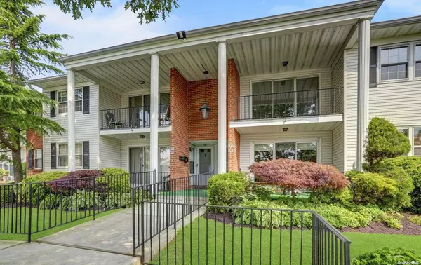 106 Palo Alto DR #106, Plainview, NY 11803