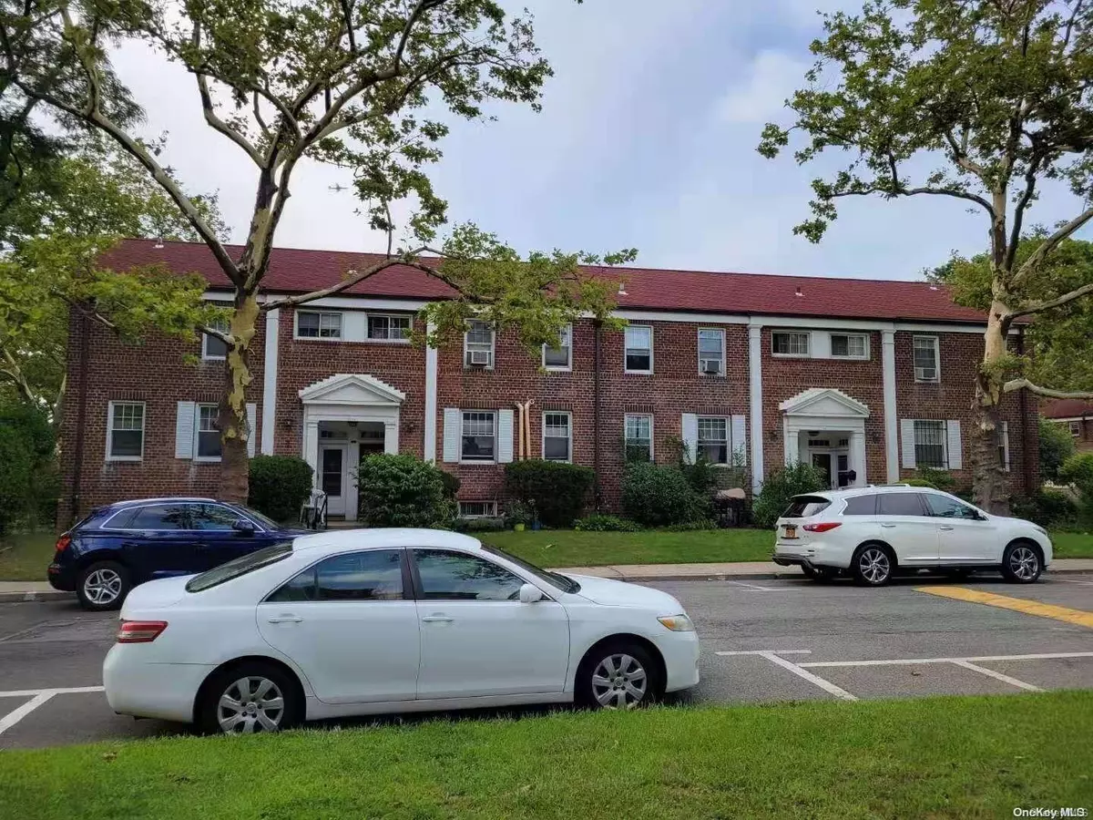 Briarwood, NY 11435,144-61 Village RD #286