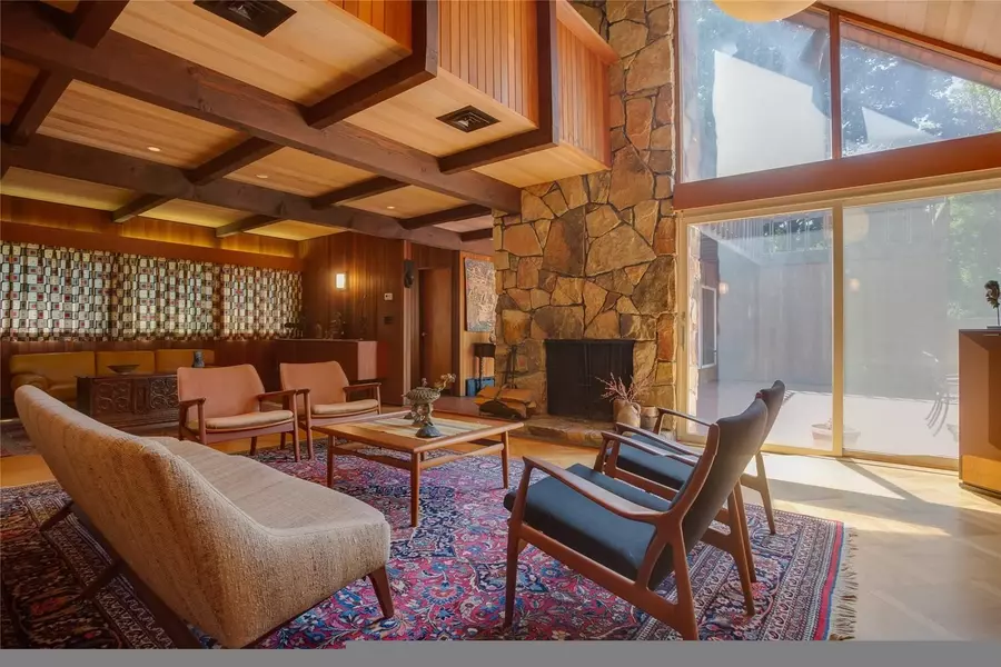 200 Arleigh RD, Douglaston, NY 11363