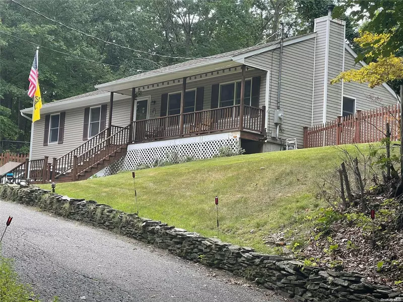 14 Old Rocky Point RD, Miller Place, NY 11764