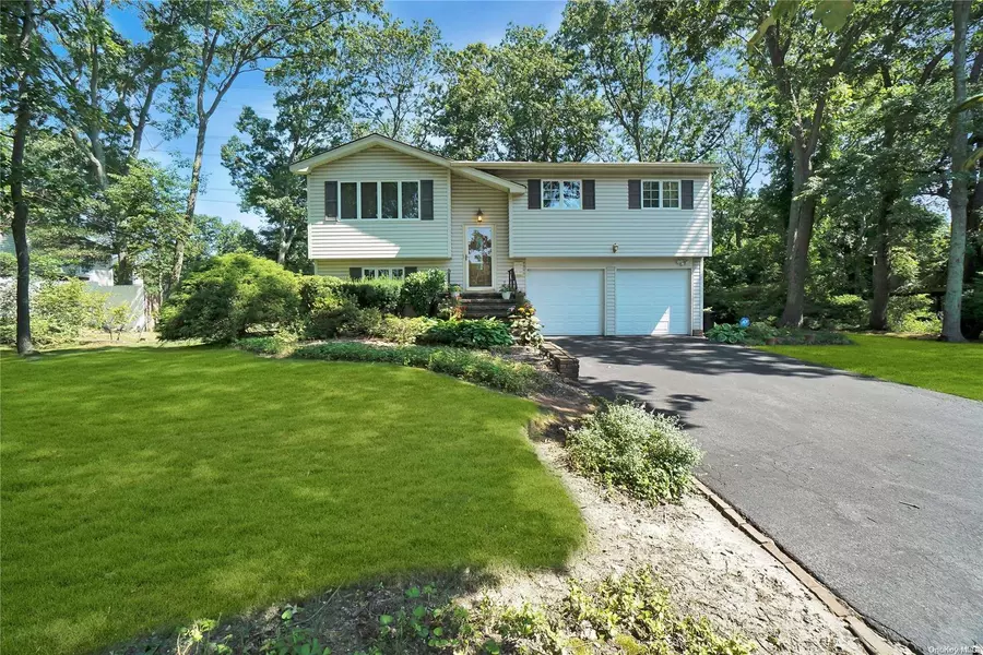 25 Sunflower DR, Hauppauge, NY 11788