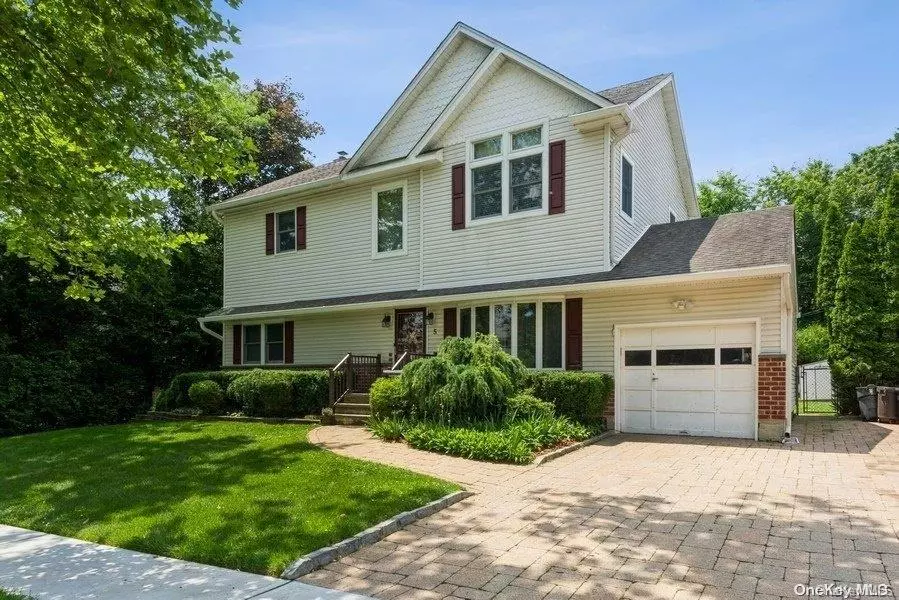 5 Sherman RD, Old Bethpage, NY 11804