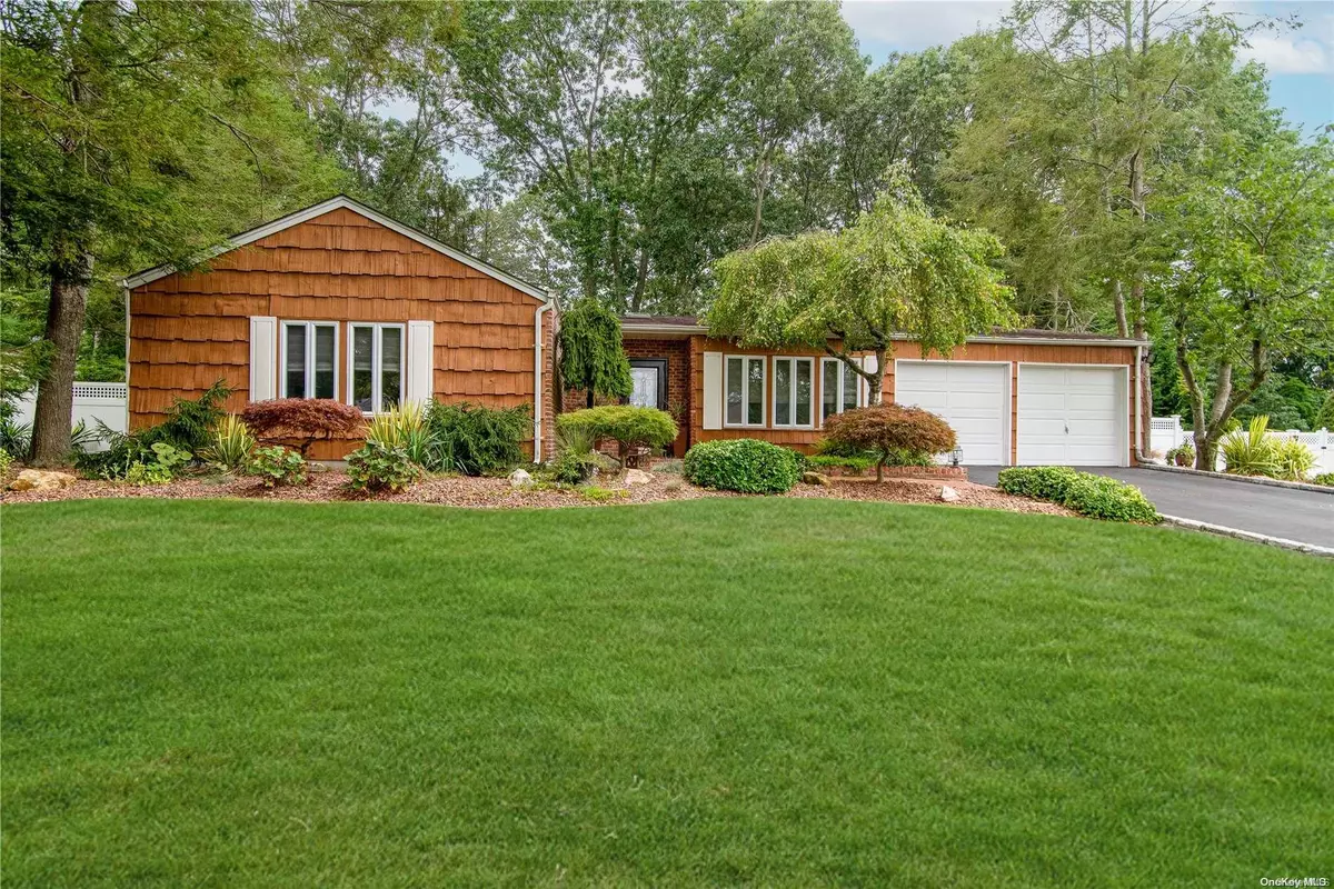Coram, NY 11727,28 Summercress LN