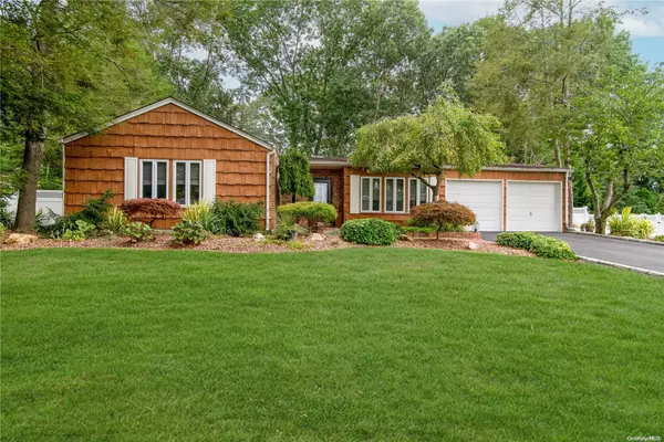 28 Summercress LN, Coram, NY 11727